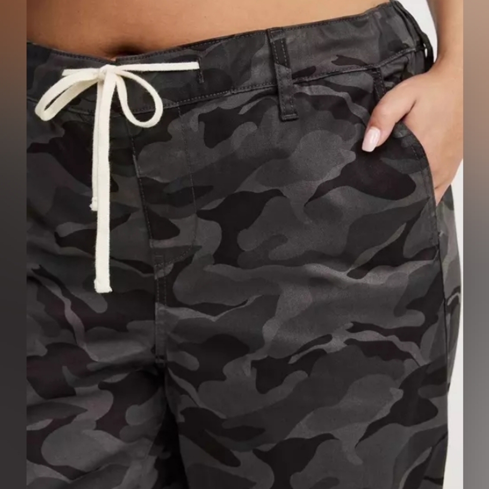 NWTS Torrid Black & Grey Camouflage Weekend Mid-Rise Wide Leg Pants | Size 4 - Picture 2 of 5